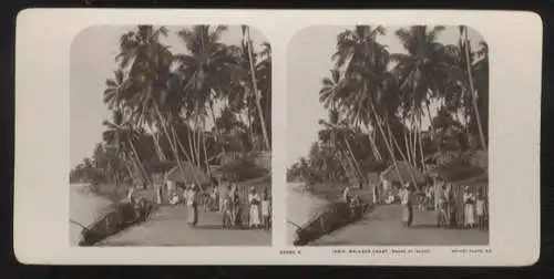 Stereo Foto Indien, Malabar-Küste, Einheimische vor ihren Hütten am Strand, Holzboote