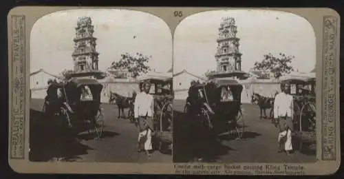 Stereo Foto Singapur, Straßenbild, Kling-Tempel, Einheimischer mit Transportkorb, Kutschen, um 1900