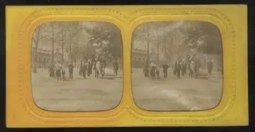 Stereo Foto, Halt gegen das Licht, Straßenbild mit Reitern, Spaziergängern, Ziegenkarre, um 1900