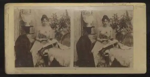 Stereo Foto Erotische Szene, leicht bekleidete junge Frau