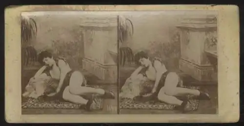 Stereo Foto, erotische Szene, leicht bekleidete junge Frau auf einem Teppich liegend