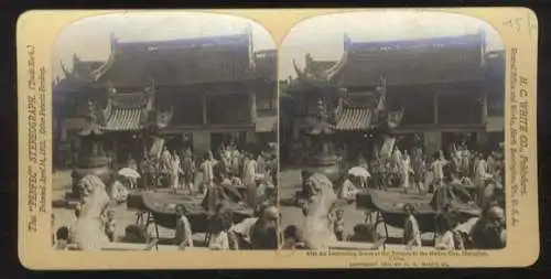 Stereo Foto China, Shanghai, Belebtes Straßenbild vor einem Tempel in Shanghai