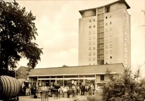 Ak Borna in Sachsen, Kaufhalle am Hochhaus