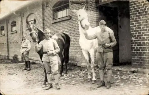 Foto Ak Französische Soldaten in Uniformen, Pferde, Pferdestall