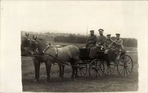 Foto Ak Deutsche Soldaten auf einer Kutsche