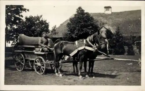 Foto Ak Deutscher Soldat mit Pferdekarren