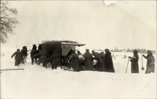 Foto Ak Deutsche Soldaten in Uniformen mit Kutsche im Winter, I WK