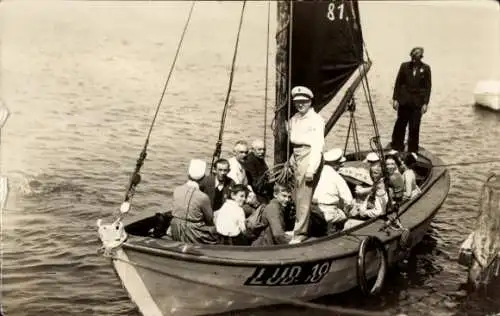 Foto Ak Personen in einem Segelboot