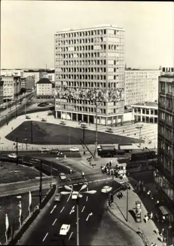 Ak Berlin Mitte, Haus des Lehrers am Alexanderplaz aus der Vogelschau, Verkehr, Straßenbahn