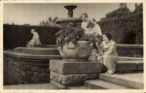 Ak Baden Baden am Schwarzwald, Brunnen, Statue, sitzende Frau