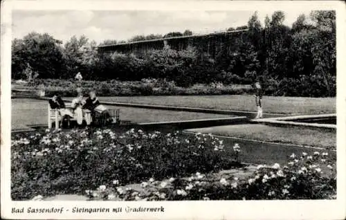 Ak Bad Sassendorf, Steingarten mit Gradierwerk, Frauen