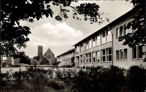 Ak Reutlingen in Württemberg, Matthäus-Berger-Schule, St. Wolfgangskirche