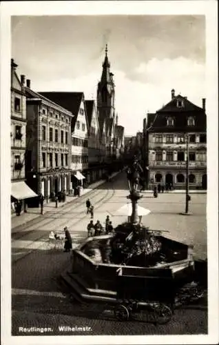 Ak Reutlingen in Württemberg, Wilhelmstraße, Brunnen, Kachelsche Apotheke, Kirche, Anwohner