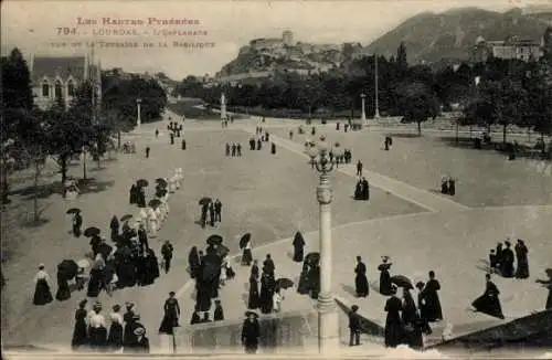 Ak Lourdes Hautes Pyrénées, die Esplanade, Blick von der Terrasse der Basilika