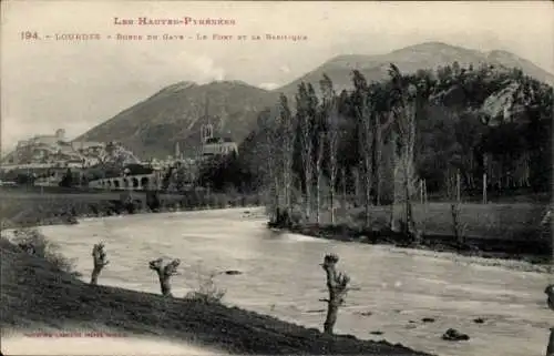 Ak Lourdes Hautes Pyrénées, Ufer des Gave, Das Fort, die Basilika