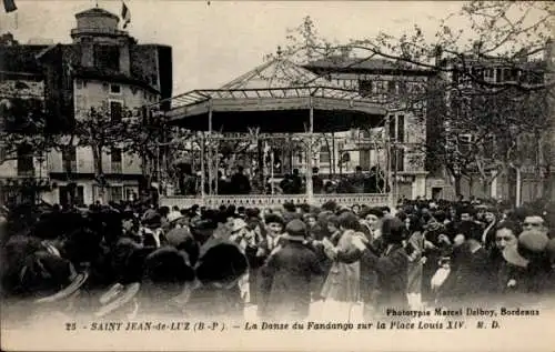 Ak Saint Jean de Luz Pyrénées Atlantiques, Der Tanz von Fandango auf der Place Louis XIV