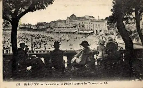 Ak Biarritz Pyrénées Atlantiques, das Casino und der Strand durch die Tamaris