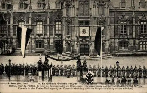 Ak Douai Nord, Der Große Krieg 1914-18, Parade im Hof des Rathauses, an Kaisers Geburtstag