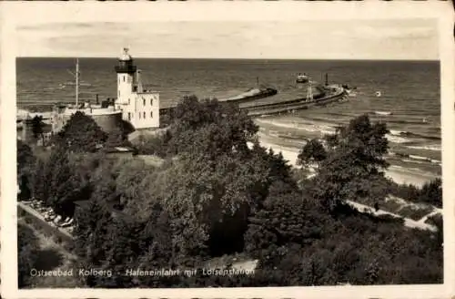 Ak Kołobrzeg Kolberg Pommern, Hafeneinfahrt mit Lotsenstation, Leuchtturm