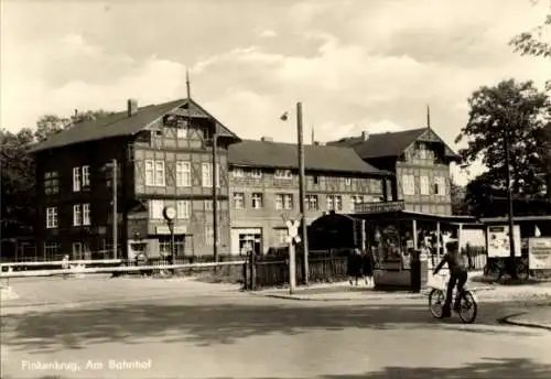 Ak Finkenkrug Falkensee im Havelland, Am Bahnhof, Bahnübergang, Kiosk