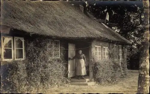 Foto Ak Plön in Holstein, Wohnhaus, Anwohnerin