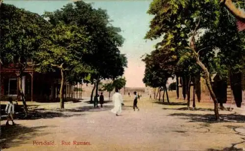 Ak Port Said Ägypten, Rue Ramses, Straße im Ort, Anwohner