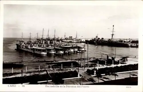 Ak Cádiz Andalusien, Spanische Kriegsschiffe im Hafen