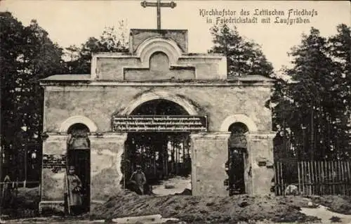 Ak Jaunjelgava Friedrichstadt Lettland, Kirchhofstor des Lettischen Friedhofs mit Laufgräben, I. WK