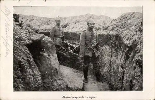 Ak Deutsche Soldaten, Maschinengewehr-Transport im Schützengraben, Stellungswechsel, 1. WK