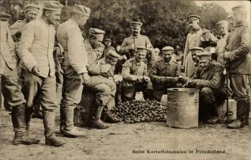 Ak Deutsche Soldaten beim Kartoffelschälen im Feindesland, 1. WK