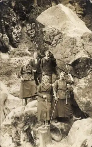 Foto Ak Frauen auf Felsen im Gebirge