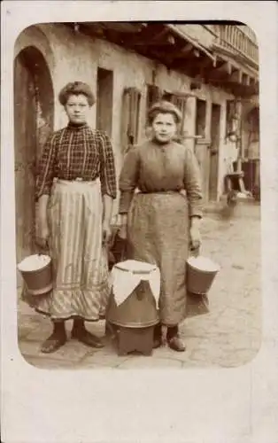 Foto Ak Zwei Frauen auf einem Bauernhof, Portrait