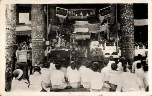 Foto Ak Asien, Menschen vor einem Altar, Tempel