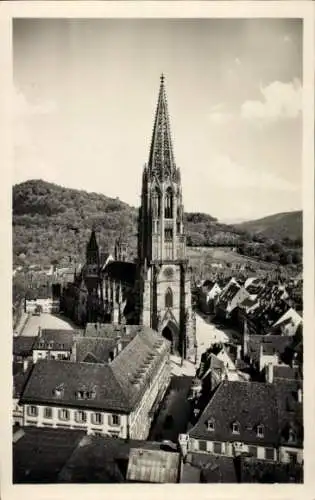 Ak Freiburg im Breisgau, Münster, Blick von der Martinskirche, Aufnahme E. Baumgartner