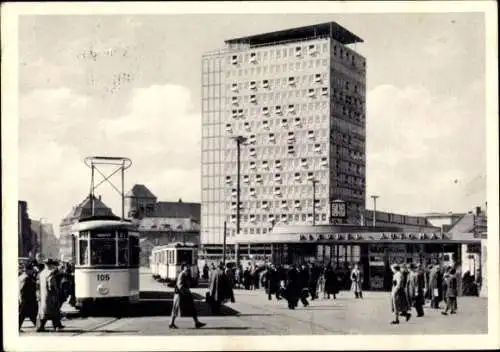 Ak Nürnberg in Mittelfranken, Plärrer, Hochhaus, Automat, Straßenbahnen, Passanten