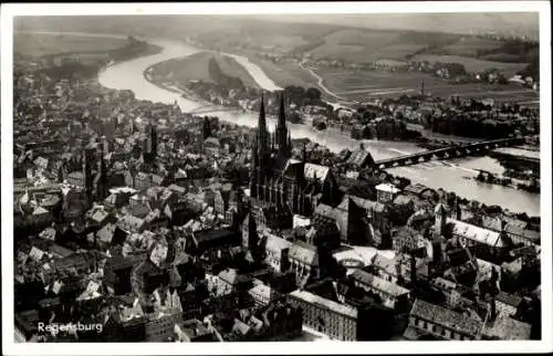 Ak Regensburg an der Donau Oberpfalz, Panorama, Fliegeraufnahme