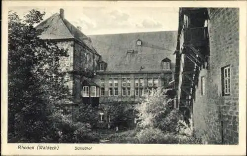 Ak Rhoden Waldeck Diemelstadt Hessen, Schlosshof