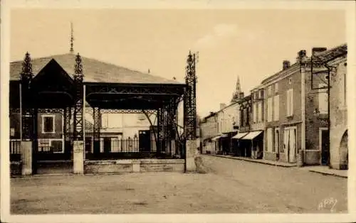 Ak Bourg de Visa Tarn et Garonne, La Halle et la Grande Rue