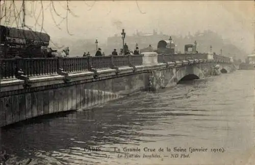 Ak Paris VII, Pont des Invalides, La Grande Crue de la Seine, janvier 1910