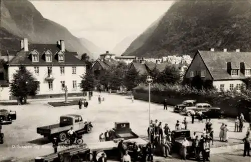 Ak Høyanger Norwegen, Stadtansicht, Passanten, Autos, Platz, Gebäude