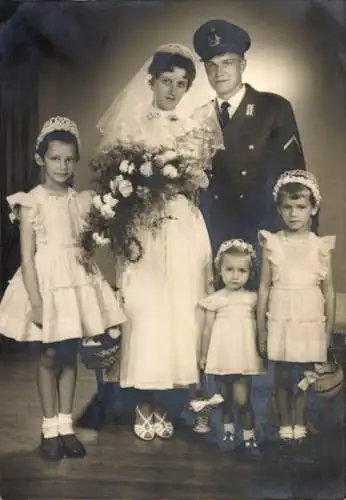 Foto Ak Brautpaar mit drei Mädchen, Soldat in Uniform