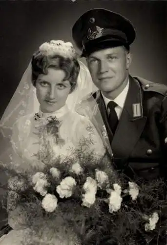 Foto Ak Soldat in Uniform mit Braut, Hochzeit