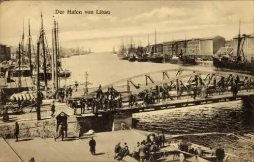 Ak Liepaja Libau Lettland, Blick auf den Hafen, Brücke