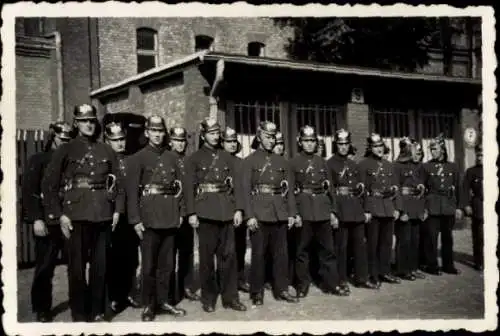 Foto Feuerwehrleute in Uniformen