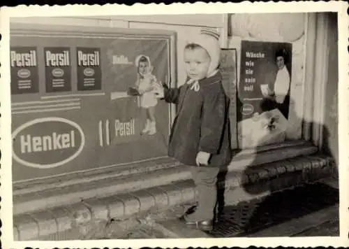 Foto Kleinkind vor Reklametafeln, Persil, Henkel