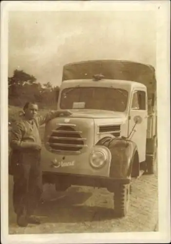 Foto Mann mit einem Garant LKW