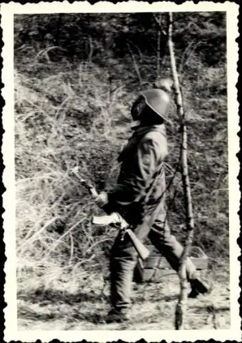 Foto NVA, Soldat wirft Handgranaten, Kalaschnikow