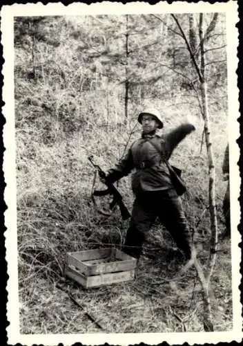 Foto NVA, Soldat wirft Handgranaten, Kalaschnikow