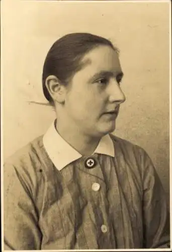 Foto Krankenschwester mit Rot-Kreuz-Brosche, Portrait