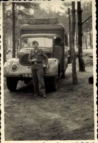 Foto DDR, Volkspolizist mit LKW